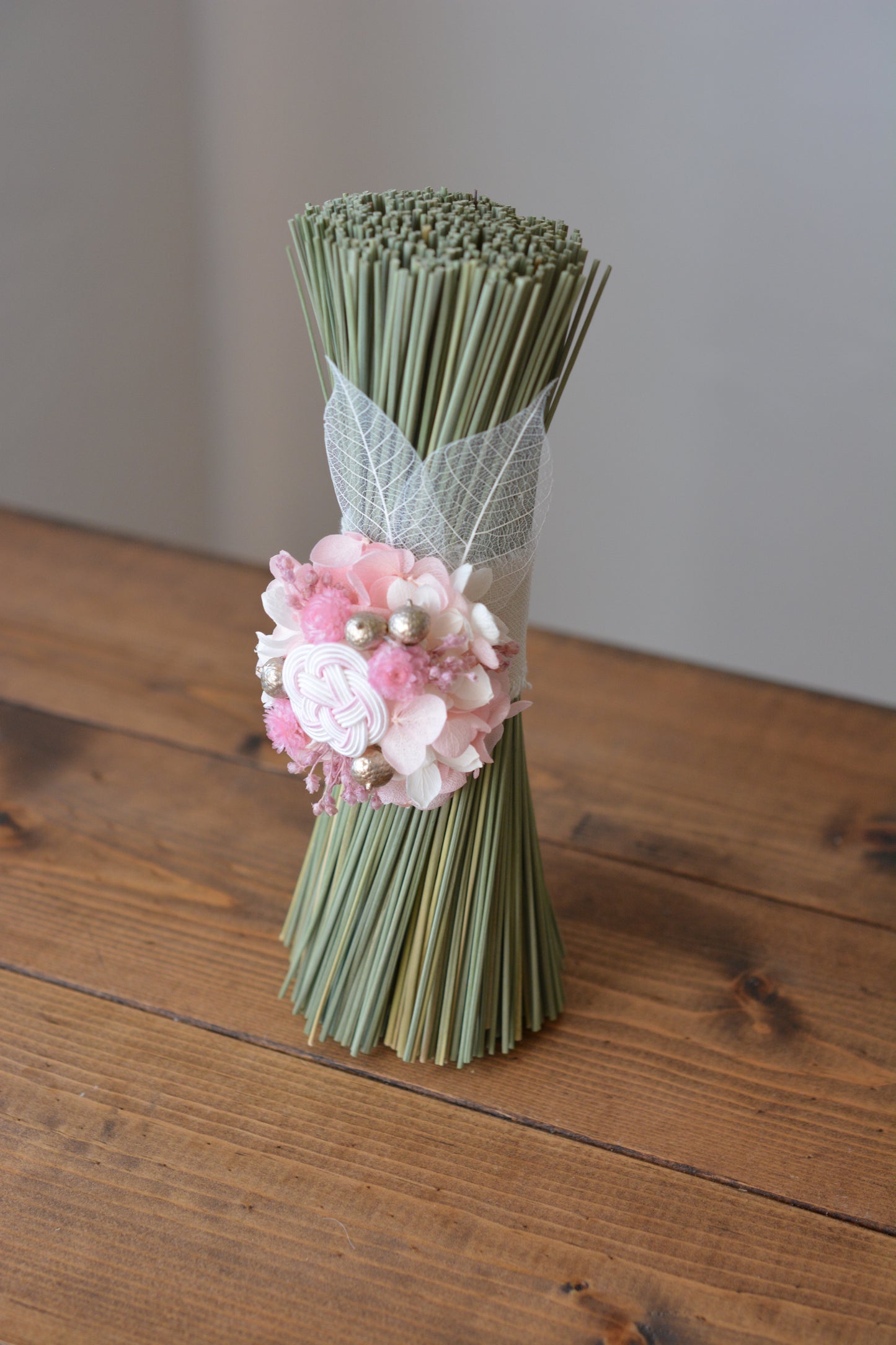 イグサの花飾り (ピンク）